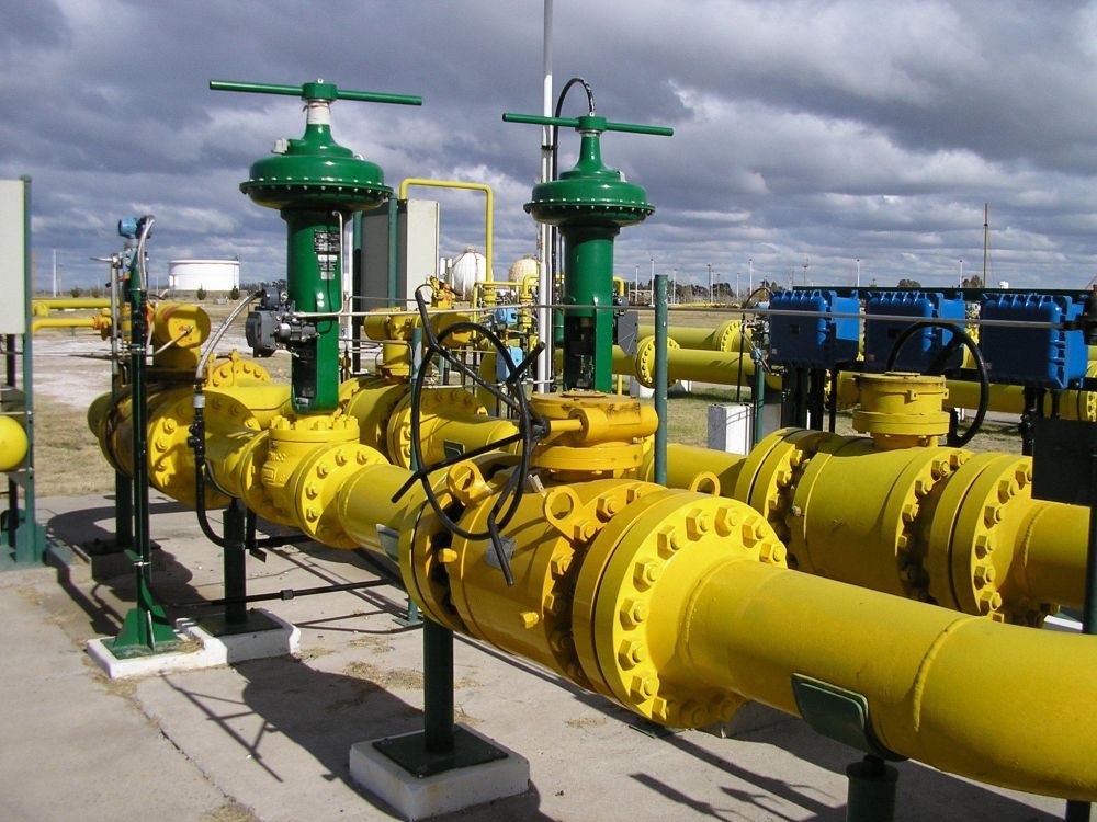 Ducto de gas amarillo con válvulas de accionamiento verdes en una estación de regulación