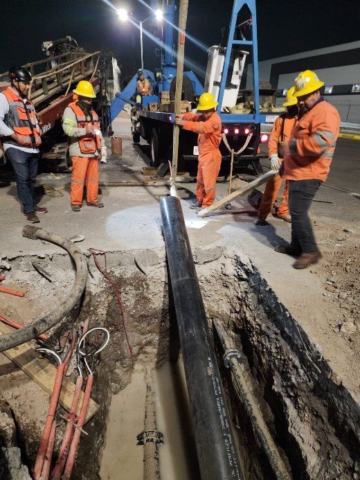 Cuadrilla con equipo de protección durante los trabajos de perforación