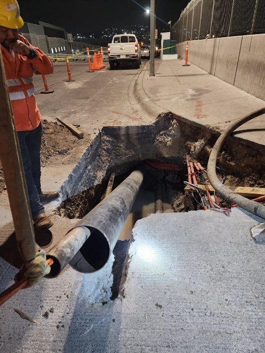 Descenso de la tubería de PEAD al cruce excavado